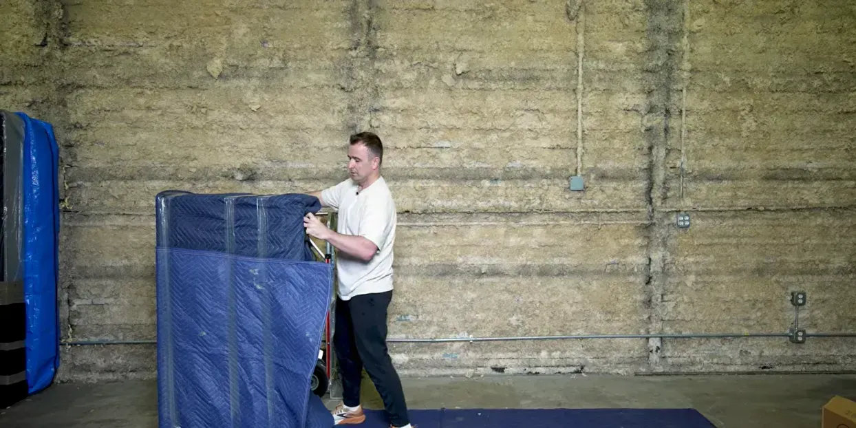 Packing furniture in special blankets